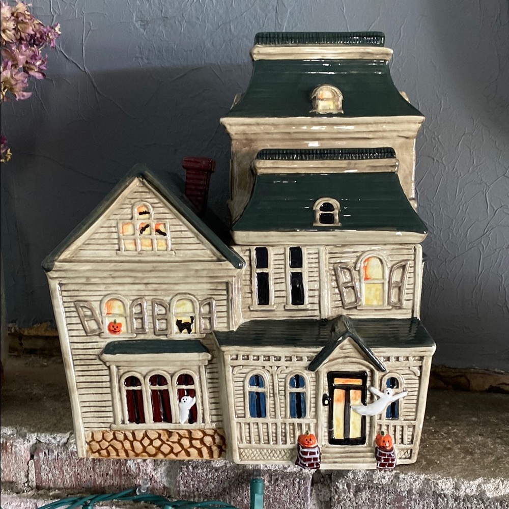 Oneida Signs of Halloween Ceramic Haunted House Cookie Jar Decor